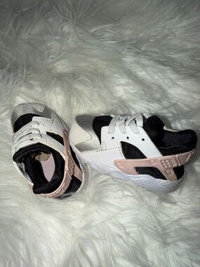 Nike Kids White Black and Light Pink Athletic Sneakers NEW